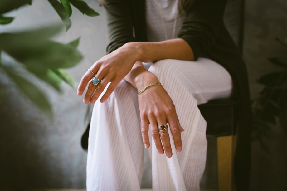 Titelbild Hände einer Frau mit Ringen daran