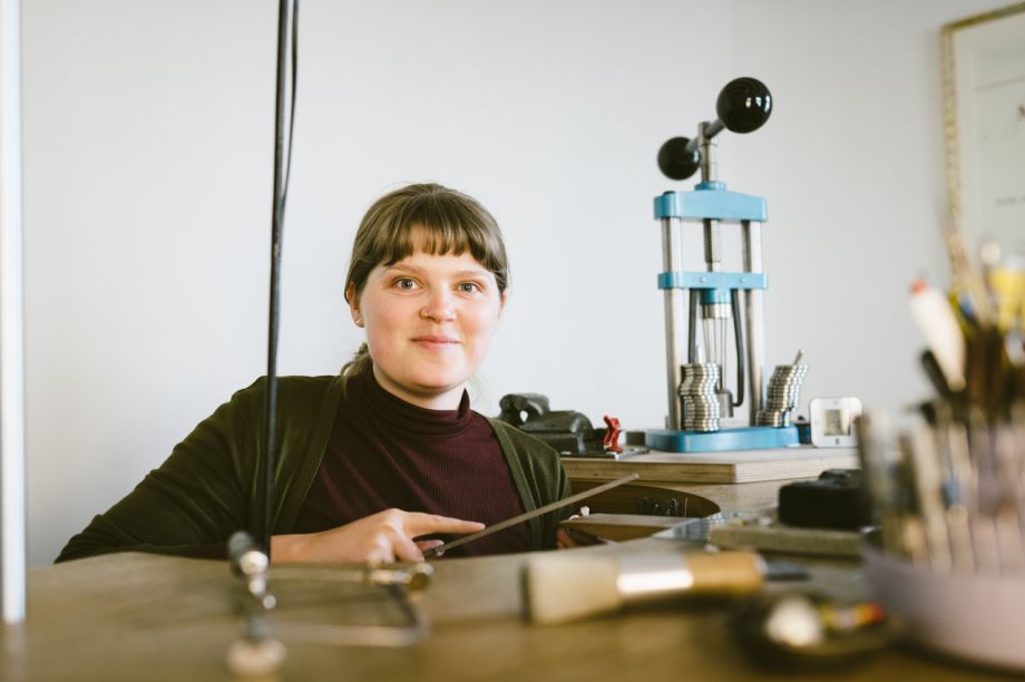 Mitarbeiterin der Goldschiede Formvoll