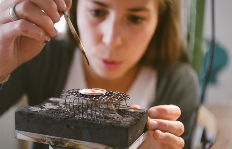 Detailbild vom Löten eines Schmuckstückes 