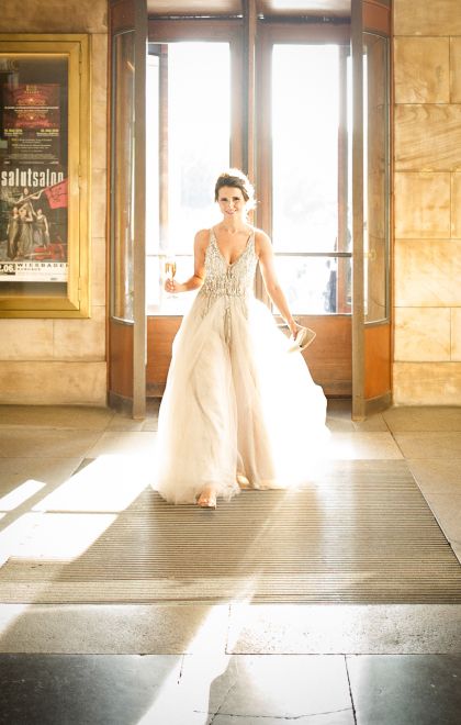 eine schöne Frau betritt im Gegenlicht das Kurhaus