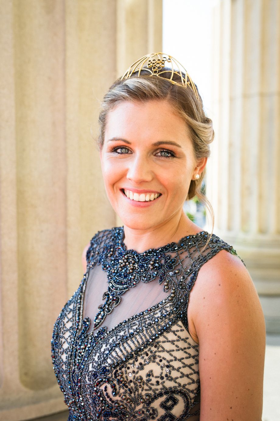 Portrait der Weinkönigin am Kurhaus