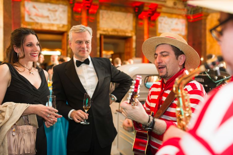 Eine Gruppe Musiker unterhält die Gäste auf dem Ball des Weines