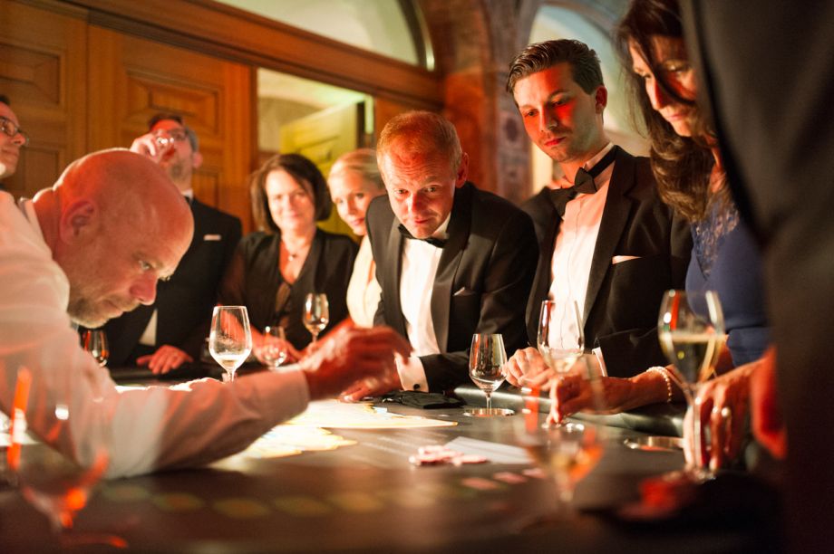 Eine Gruppe Menschen versucht ihr Glück am Spieltisch