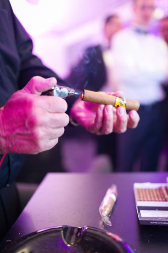 eine Zigarre wird im VIP Bereich angezündet