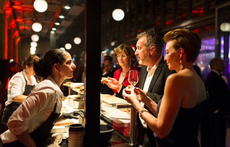 Drei Gäste probieren Vorspeisen des Caterings