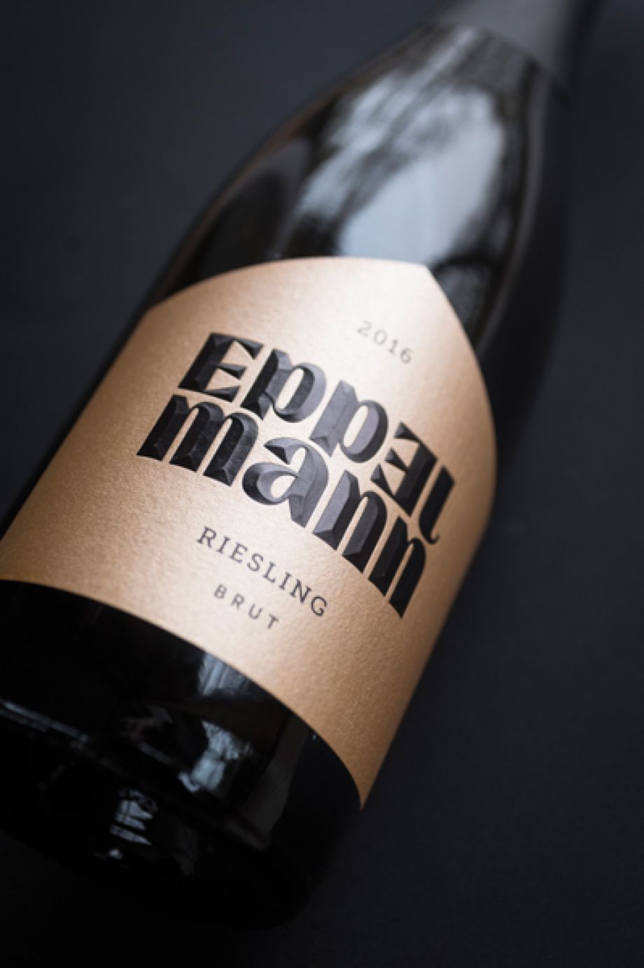 Eine Nahaufnahme einer Eppelmann Riesling Flasche