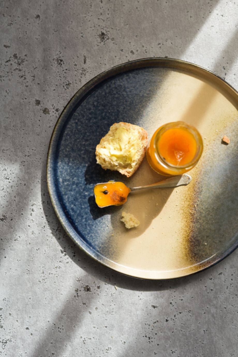 Natürliches Licht scheint von der Seite auf den angerichteten Teller.