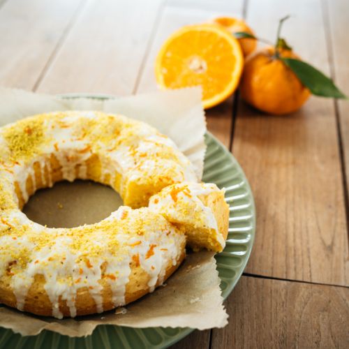 Orangenkuchen mit Zuckerguss und Orangenschaletopping
