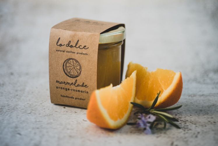 produktbild Marmelade mit zwei frischen Orangenspalten