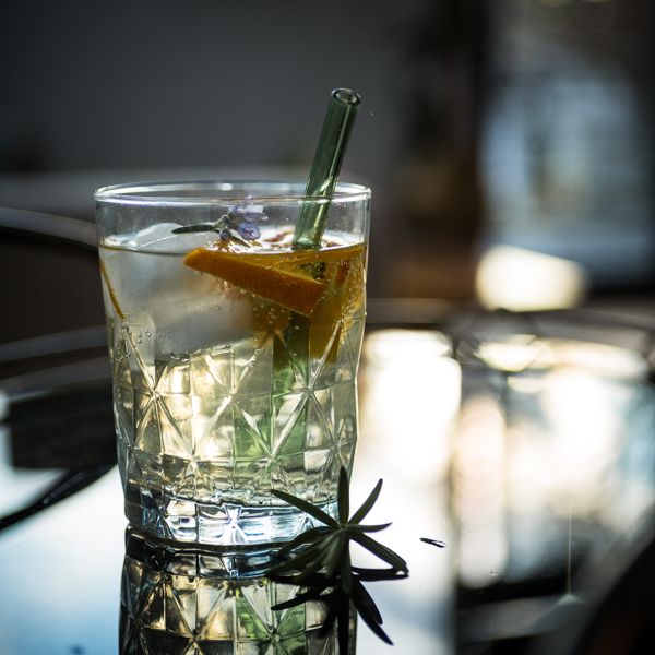 Sundowner Cocktail mit Orange und Lavendel