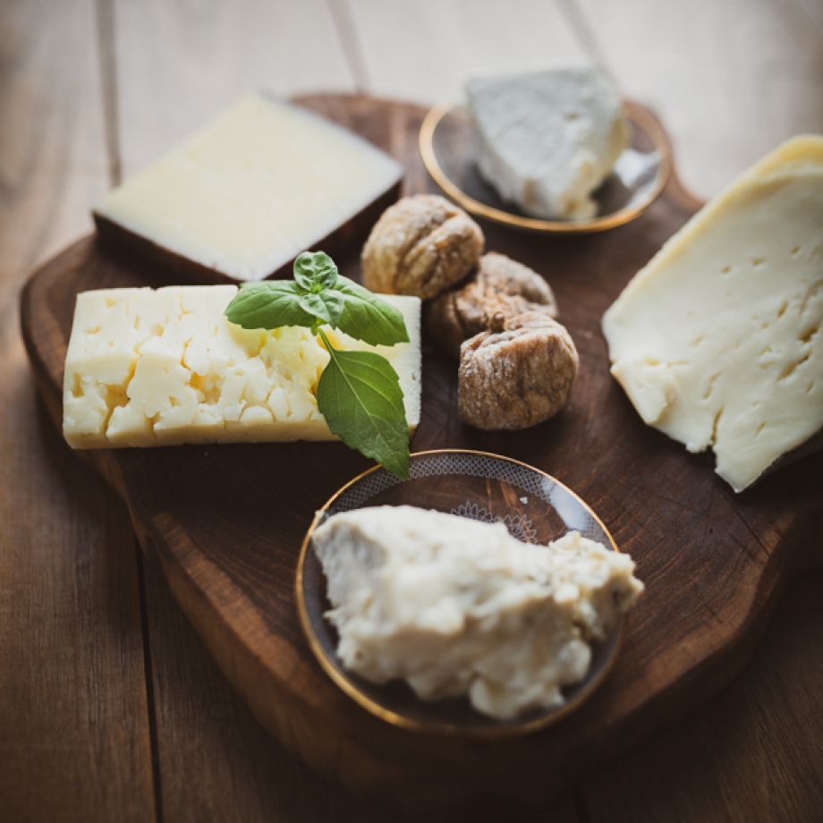 Käseteller auf Holzbrett angerichtet