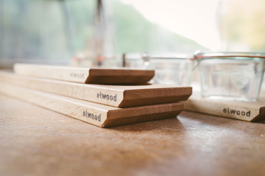 Moodbilder von handgemachten Servierbrettchen