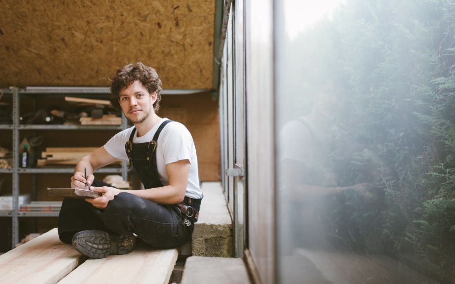 Autthentisches Portrait einer Schreiners  mit Block in der Hand