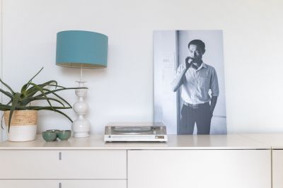 ein SW Bild steht auf einer weissen Kommode