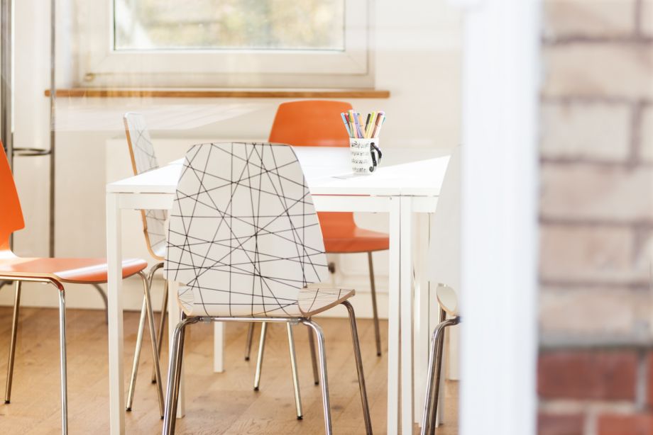 Blick von außen durch die Fenster auf einen Beratungstisch
