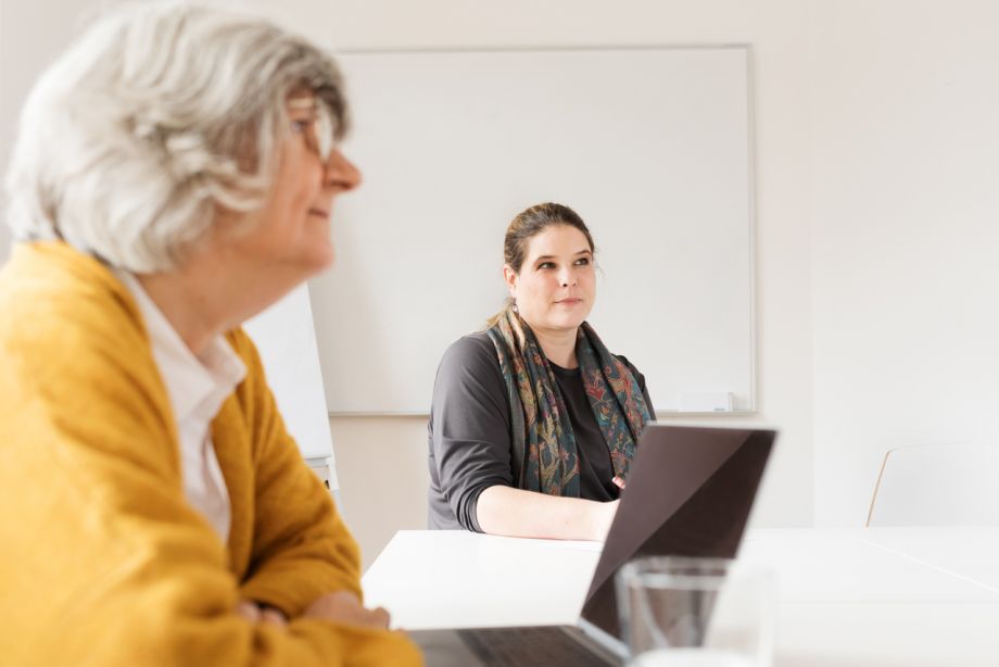 Zwei Frauen in einer Beratungssituation