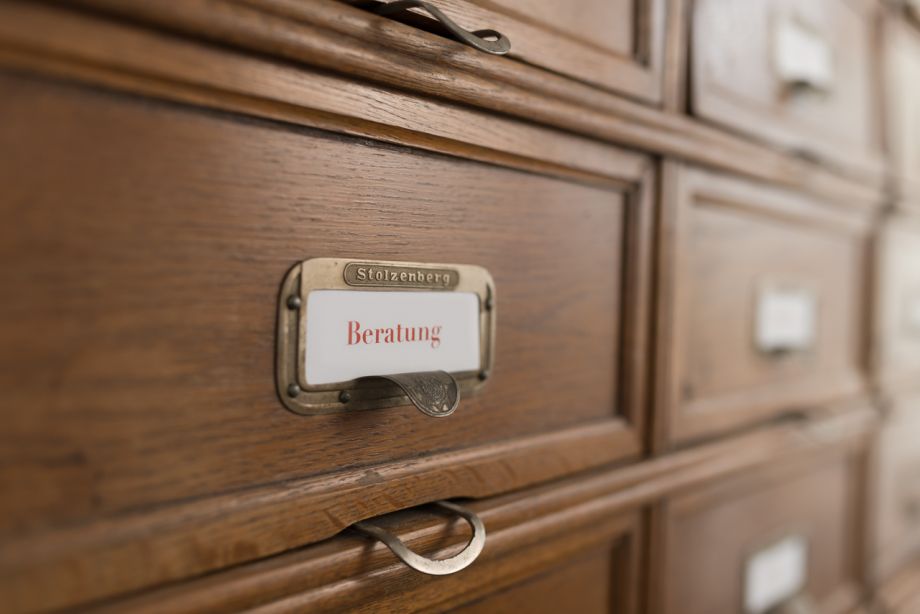 Blick auf eine Kommode mit einem Schild Beratung